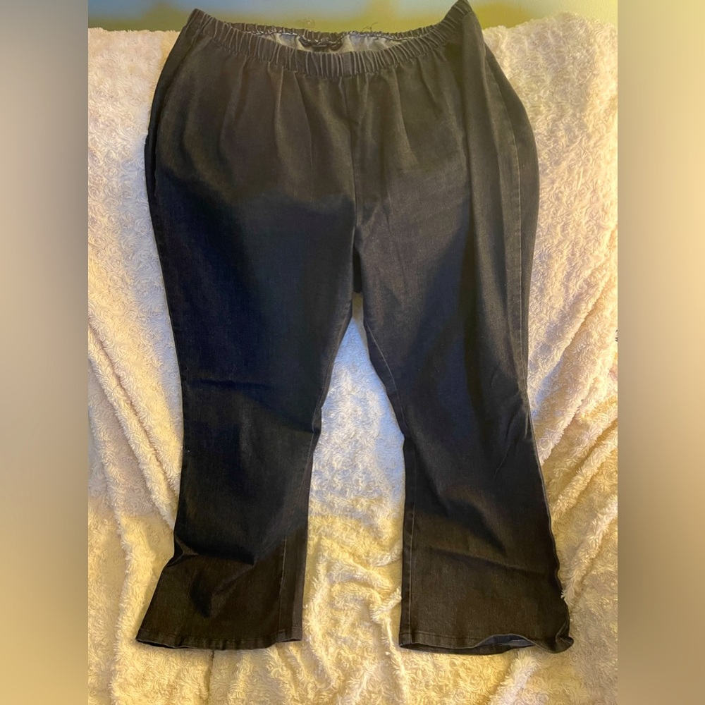 Women’s bootcut pull-on stretch jeans.